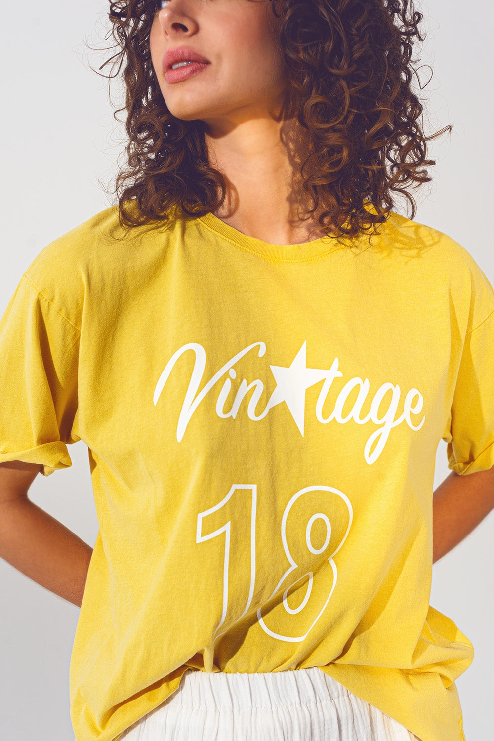 T-shirt avec texte Vintage 18 en jaune