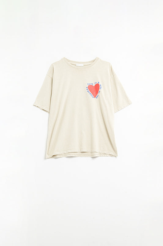 Q2 T-shirt beige décontracté avec un motif en forme de cœur sur le devant et dans le dos.