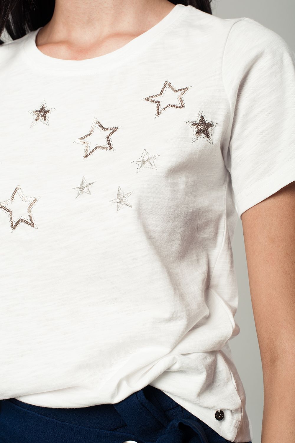 T-shirt blanc avec étoiles brodées