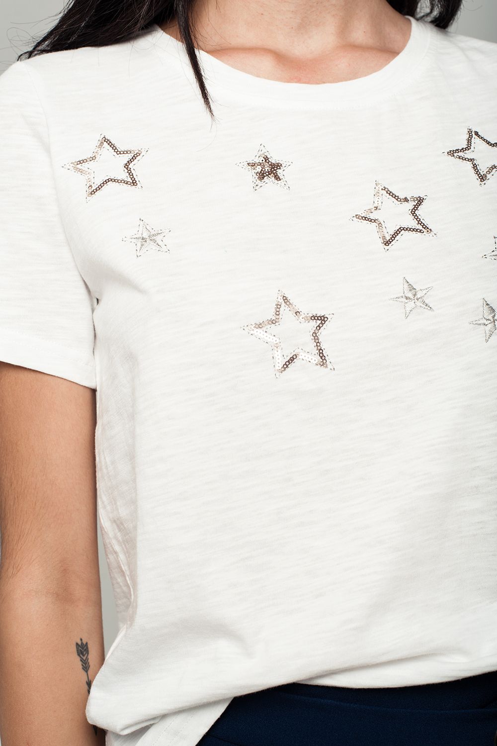 T-shirt blanc avec étoiles brodées