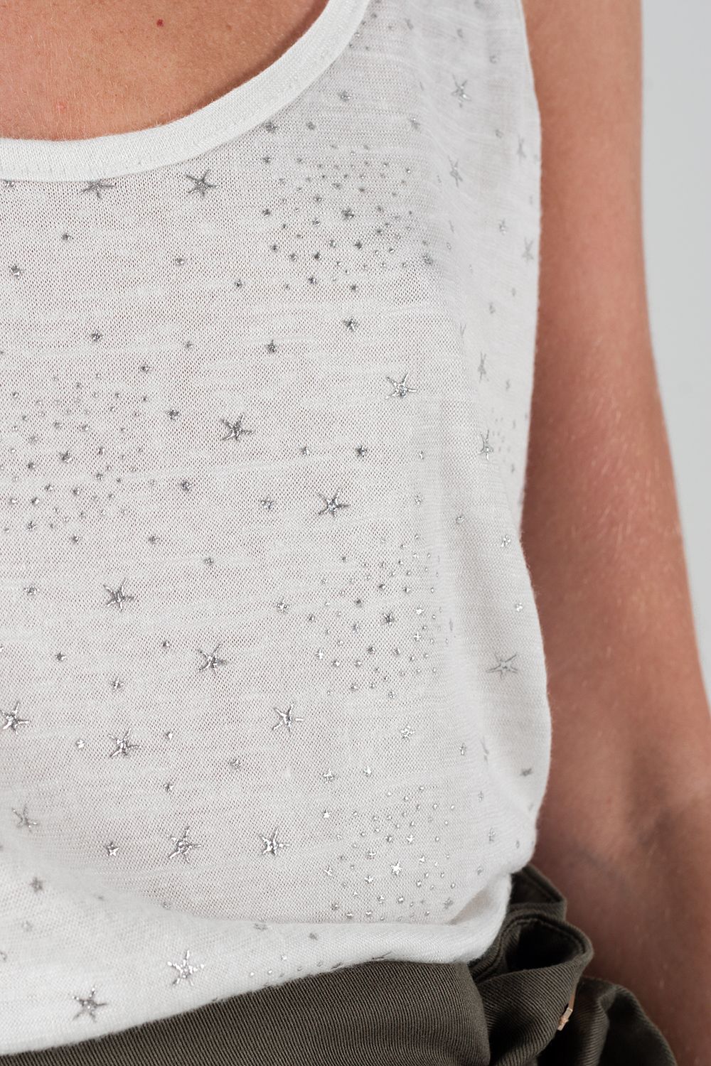 T-shirt blanc avec étoiles imprimées