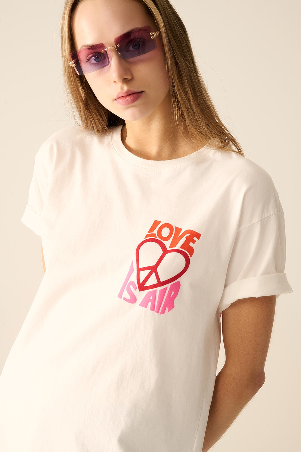 T-shirt blanc avec le logo Love is Air et le cœur avec le symbole de la paix