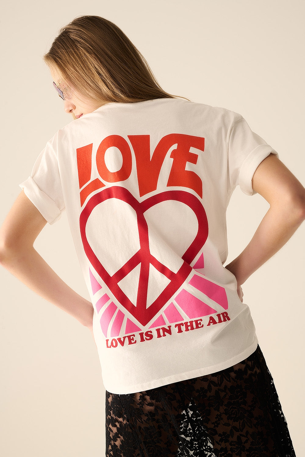 T-shirt blanc avec le logo Love is Air et le cœur avec le symbole de la paix