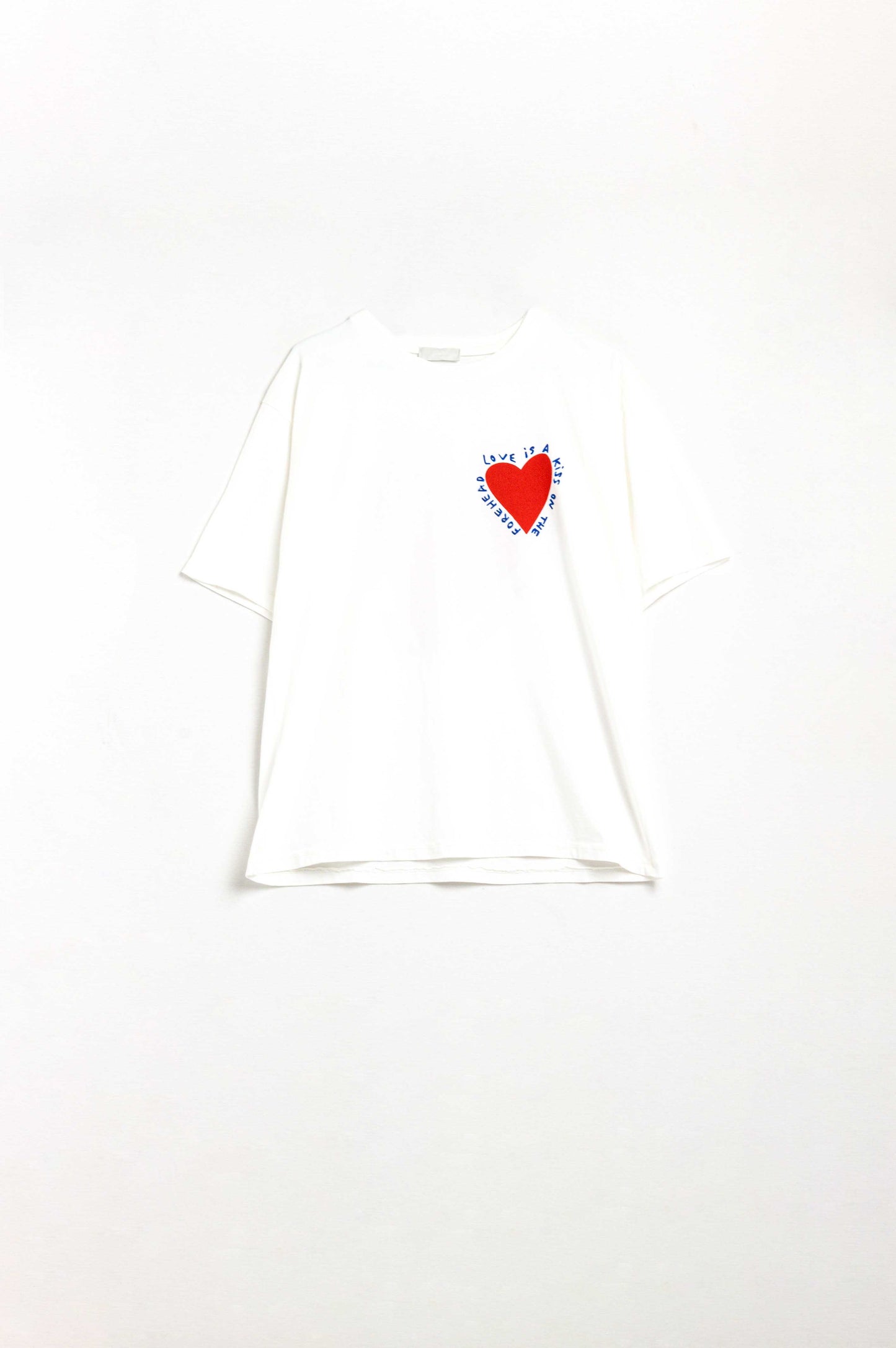 T-shirt blanc décontracté avec un motif de cœur sur le devant et dans le dos