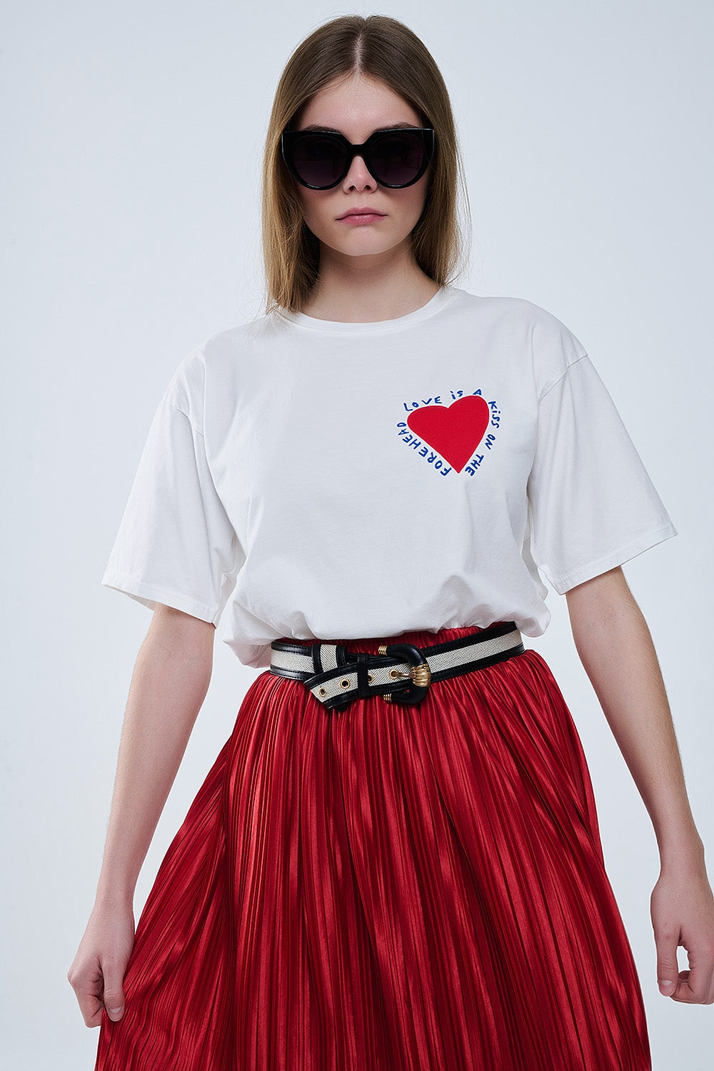 T-shirt blanc décontracté avec un motif de cœur sur le devant et dans le dos