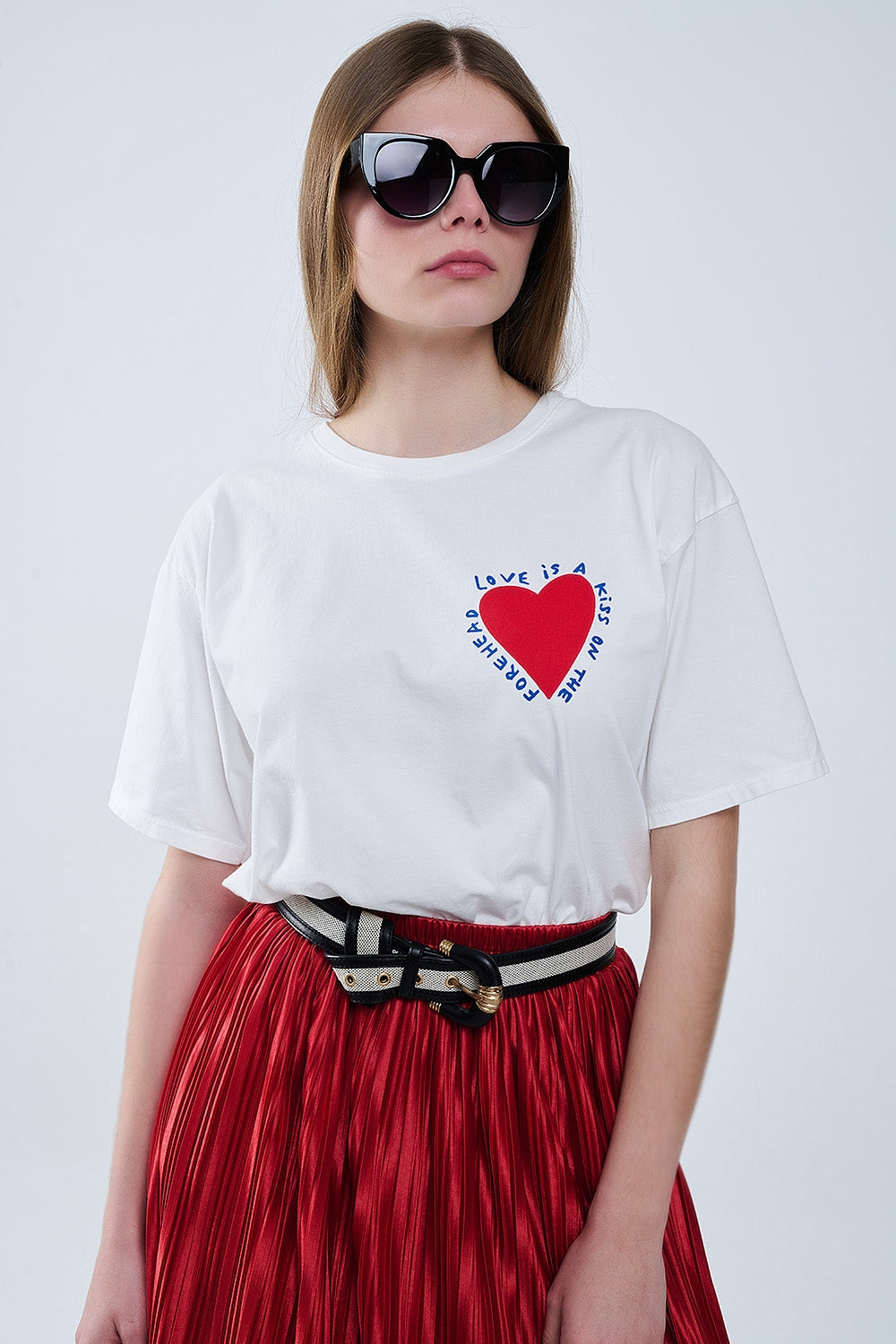 T-shirt blanc décontracté avec un motif de cœur sur le devant et dans le dos