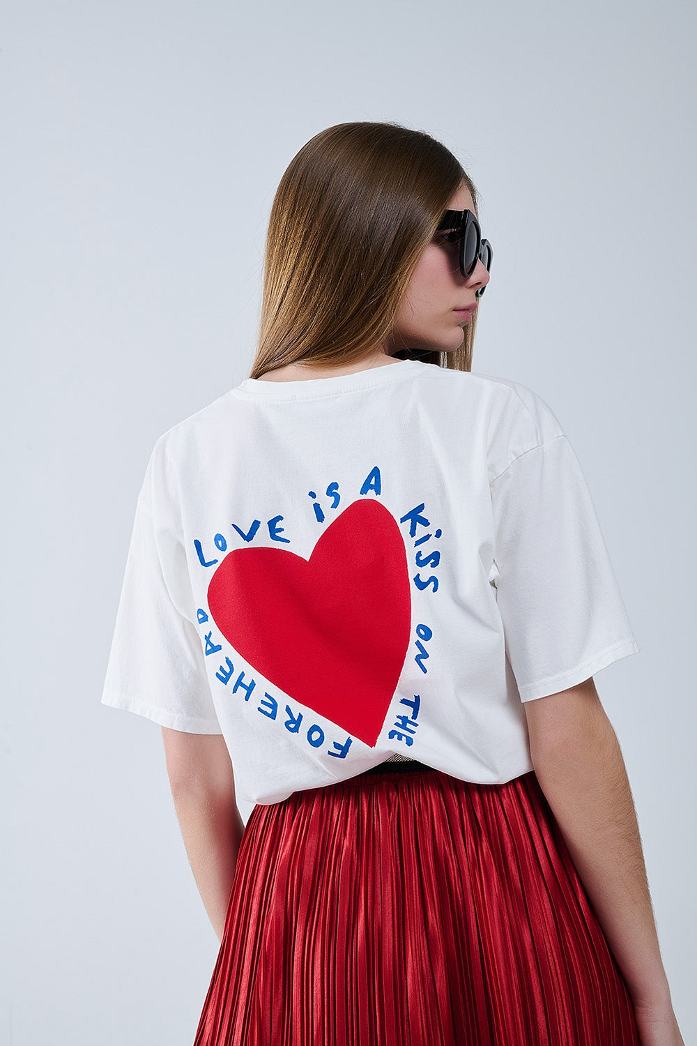 T-shirt blanc décontracté avec un motif de cœur sur le devant et dans le dos