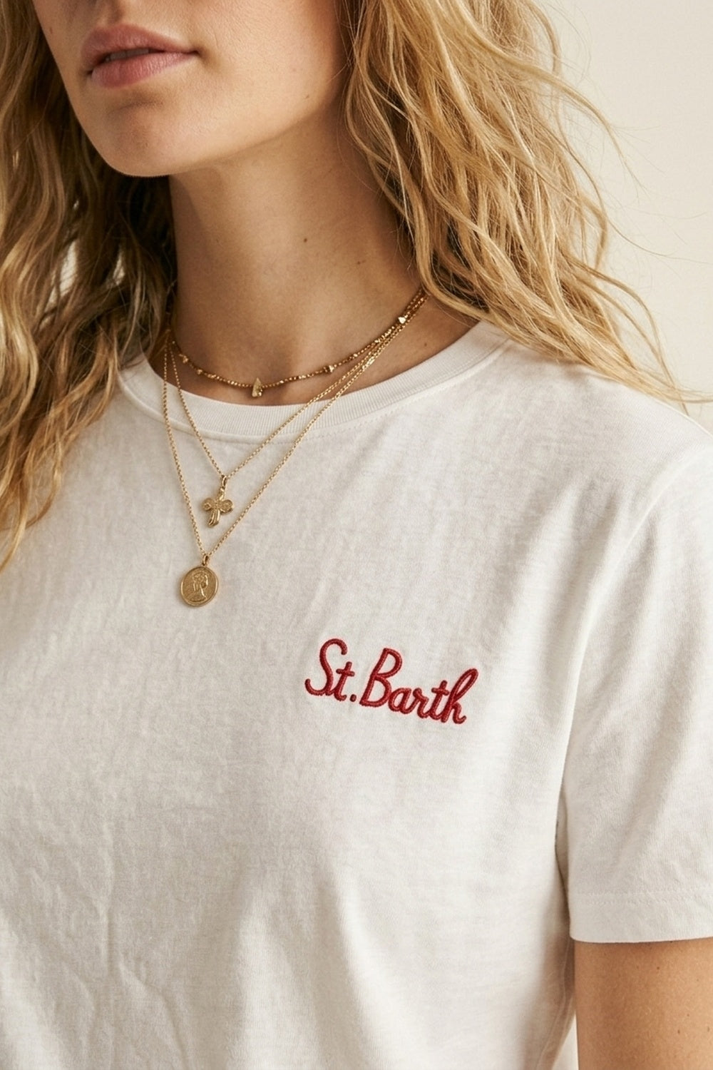 T-shirt blanc en coton brodé sur la poitrine coupe régulière col rond