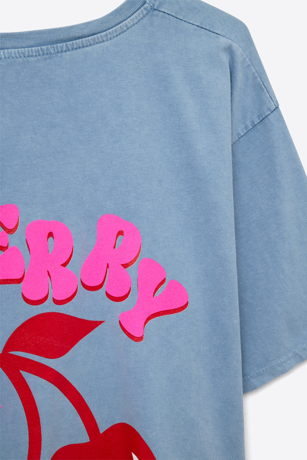 T-shirt bleu avec cerise dans le logo et les lettres