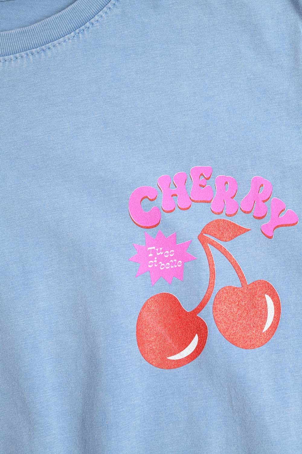T-shirt bleu avec cerise dans le logo et les lettres