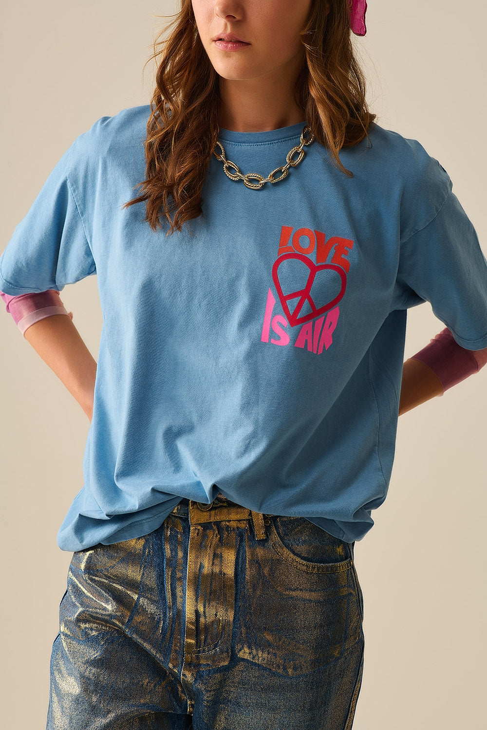 T-Shirt bleu fabriqué en Italie avec le logo Love is Air et Heart with Peace