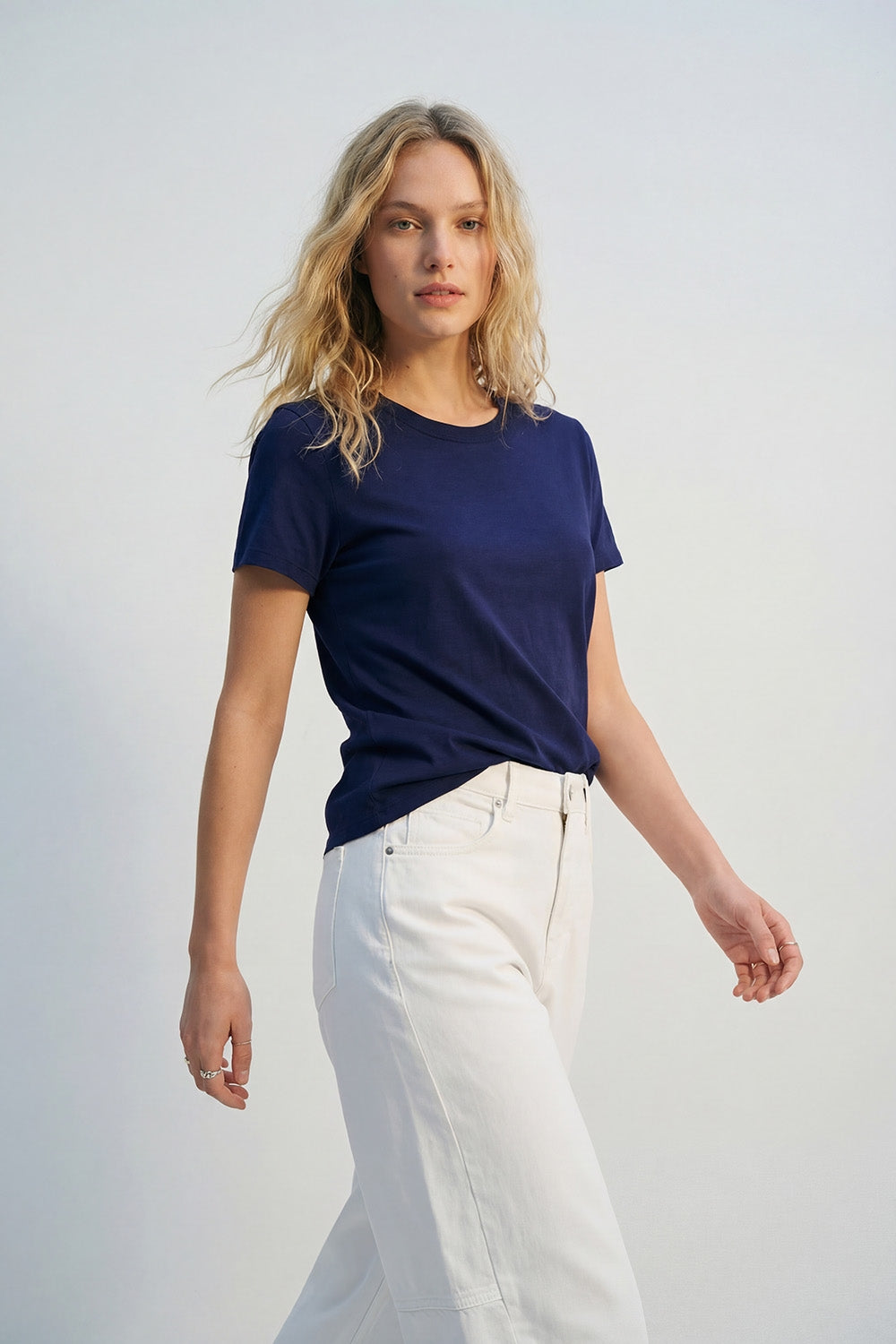 T-shirt bleu marine à col rond et manches courtes en tissu viscose