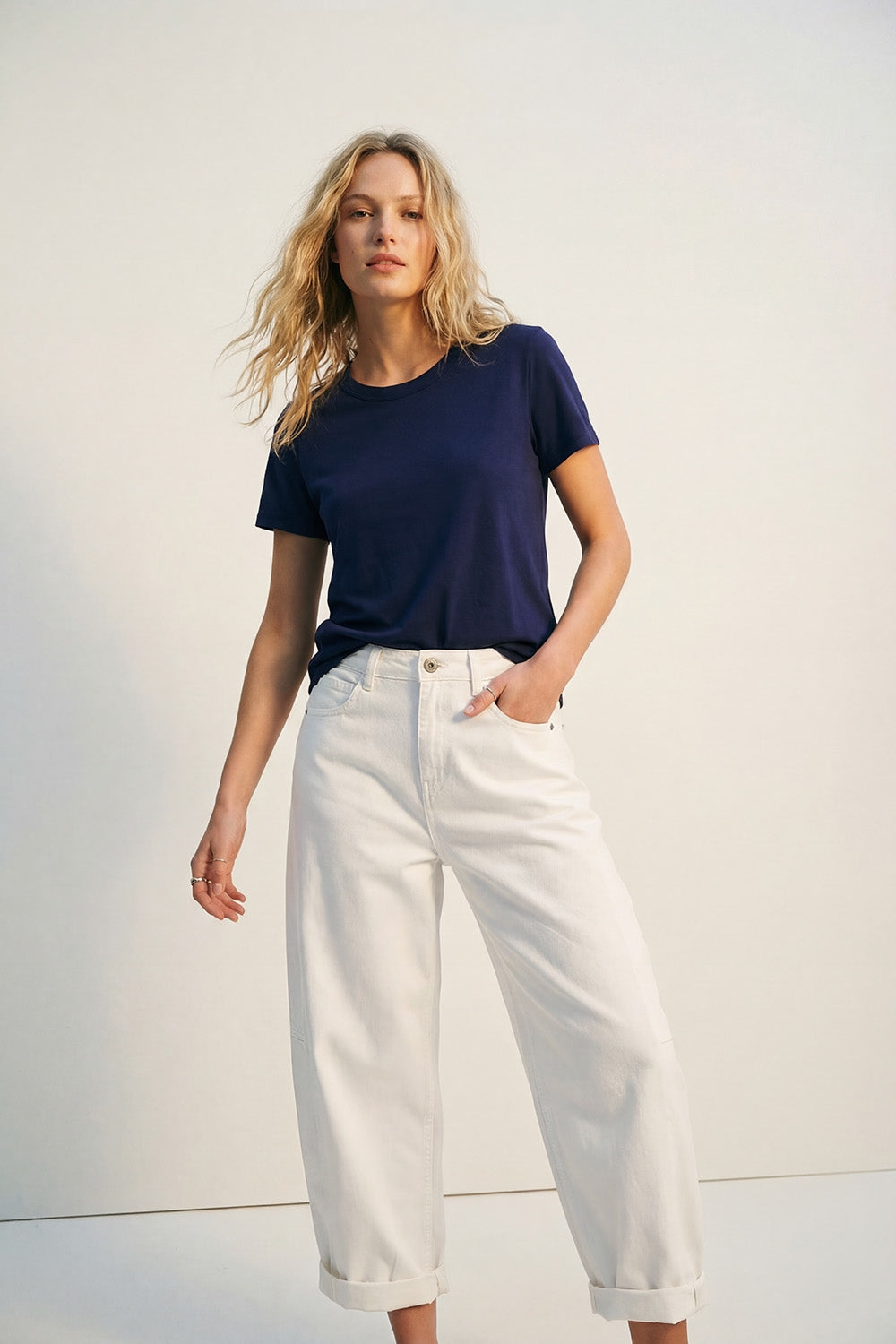 T-shirt bleu marine à col rond et manches courtes en tissu viscose