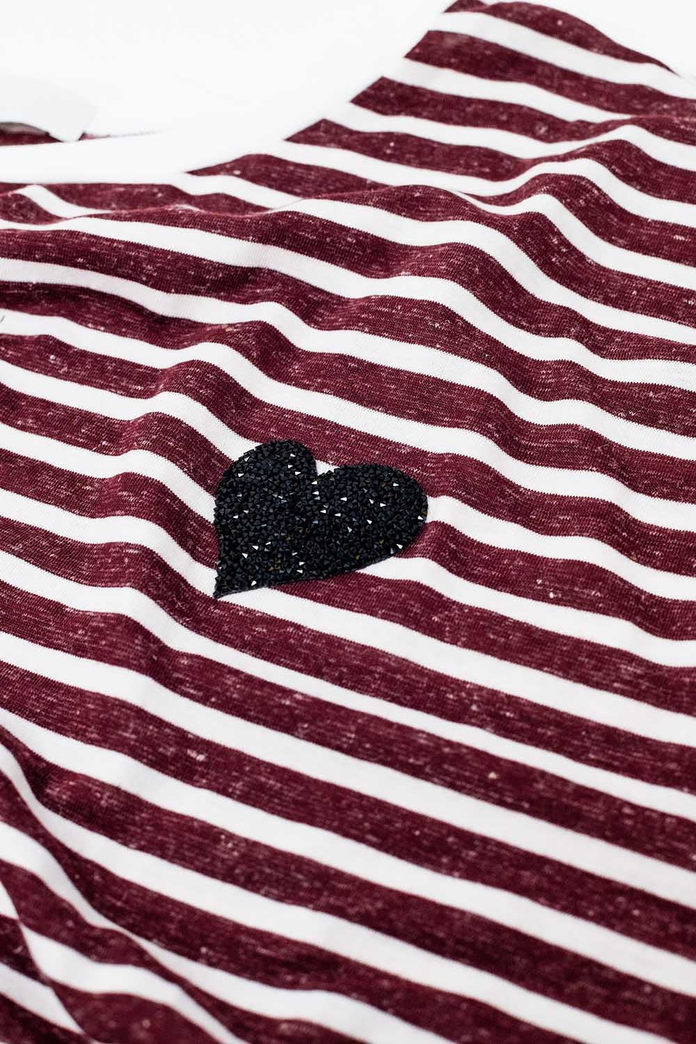 t-shirt bordeaux à larges rayures avec décor de cœur en paillettes