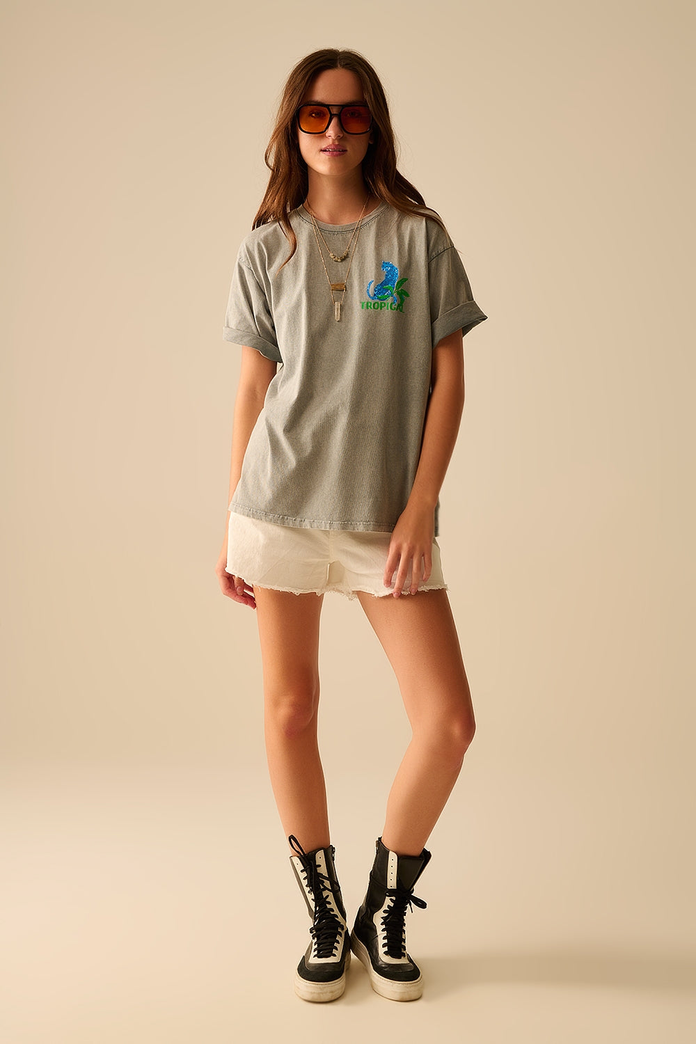 T-shirt gris fabriqué en Italie avec imprimé graphique tropical