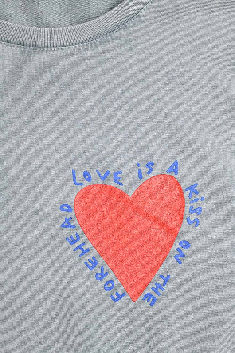 T-shirt gris orné d'un motif en forme de cœur sur le devant et le dos