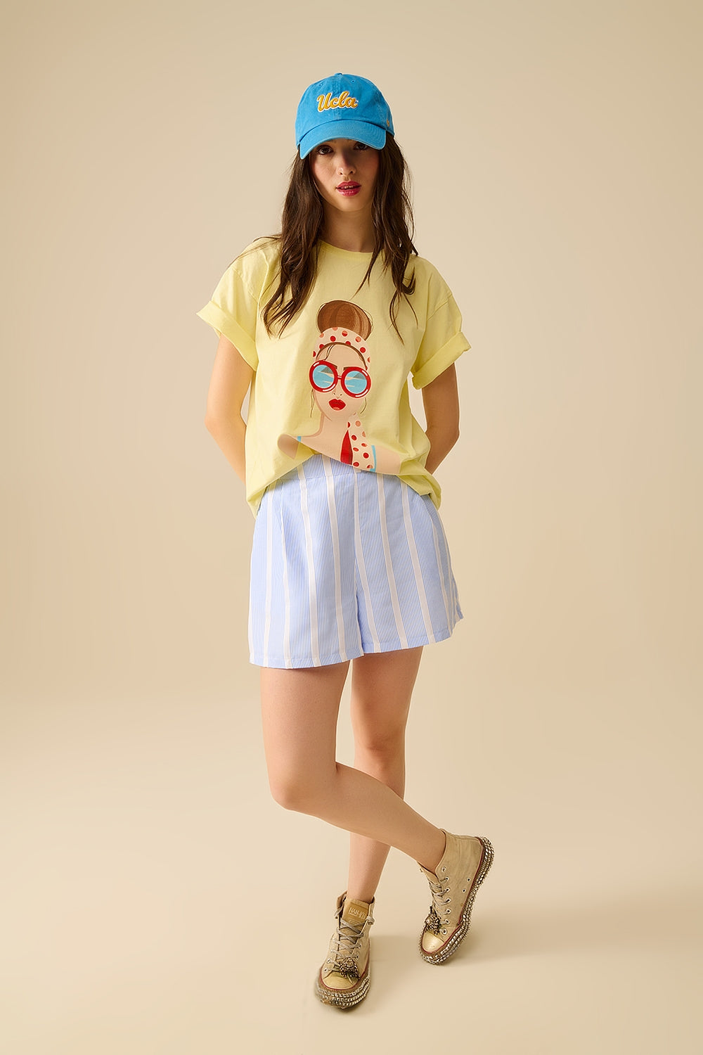 T-shirt jaune fabriqué en Italie avec un graphisme de fille vintage
