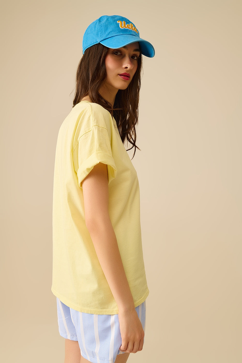 T-shirt jaune fabriqué en Italie avec un graphisme de fille vintage