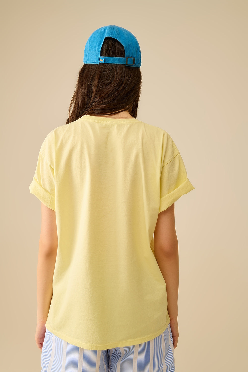 T-shirt jaune fabriqué en Italie avec un graphisme de fille vintage