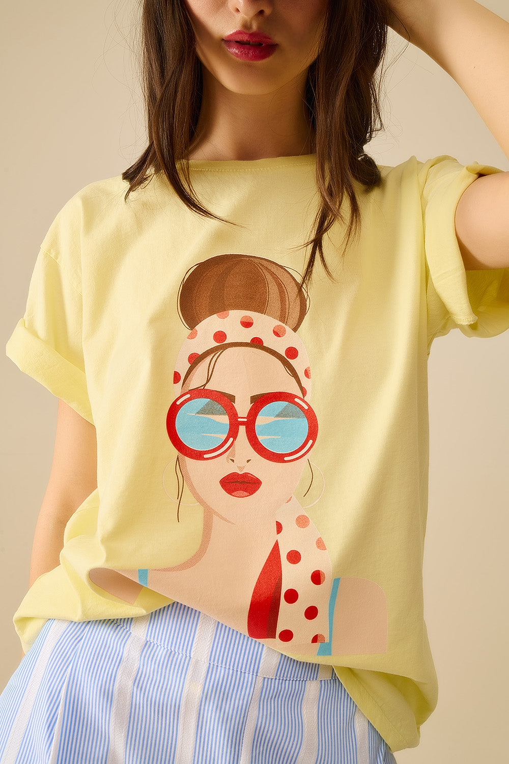 T-shirt jaune fabriqué en Italie avec un graphisme de fille vintage