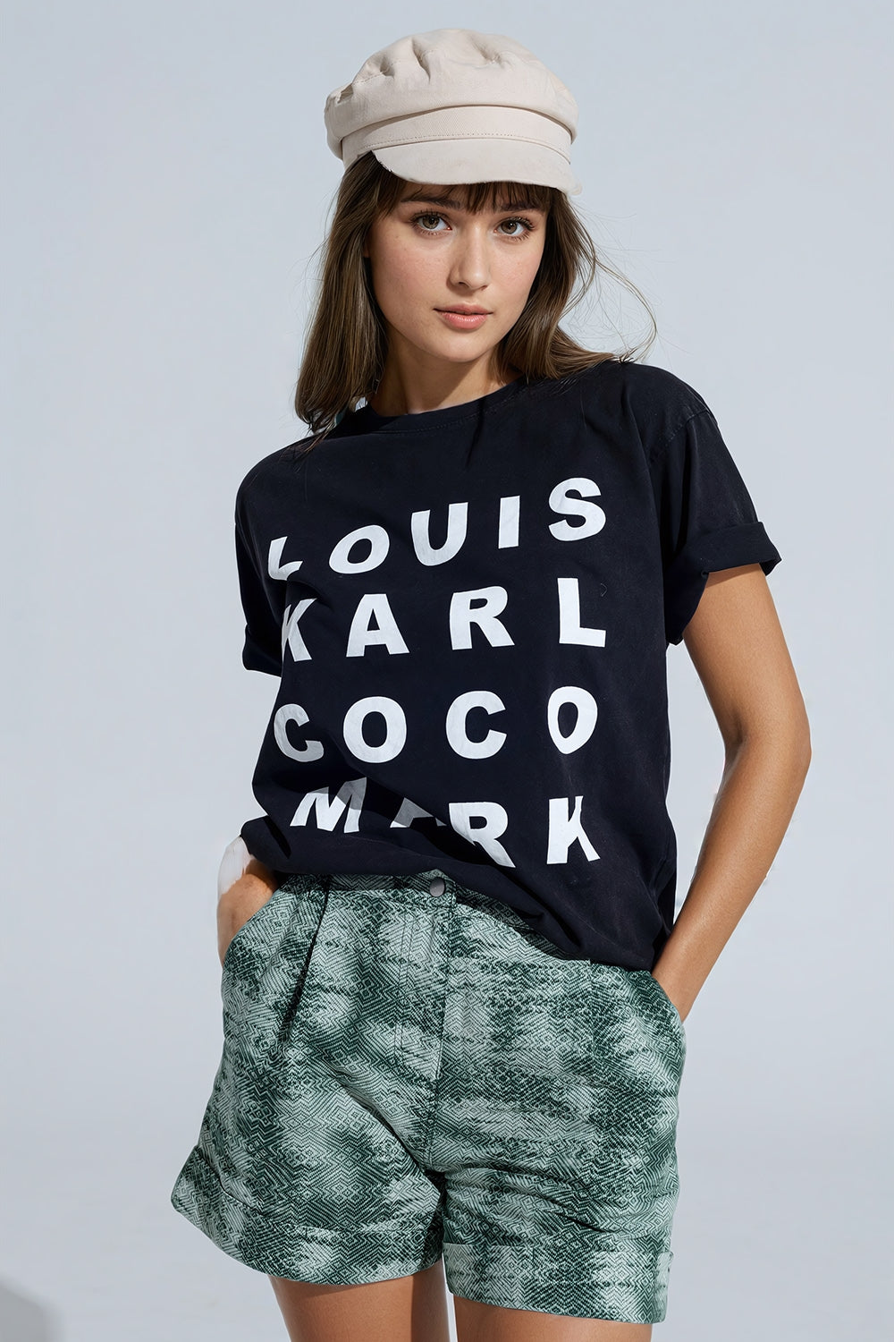 Q2 T-shirt noir avec logos des noms célèbres sur le devant