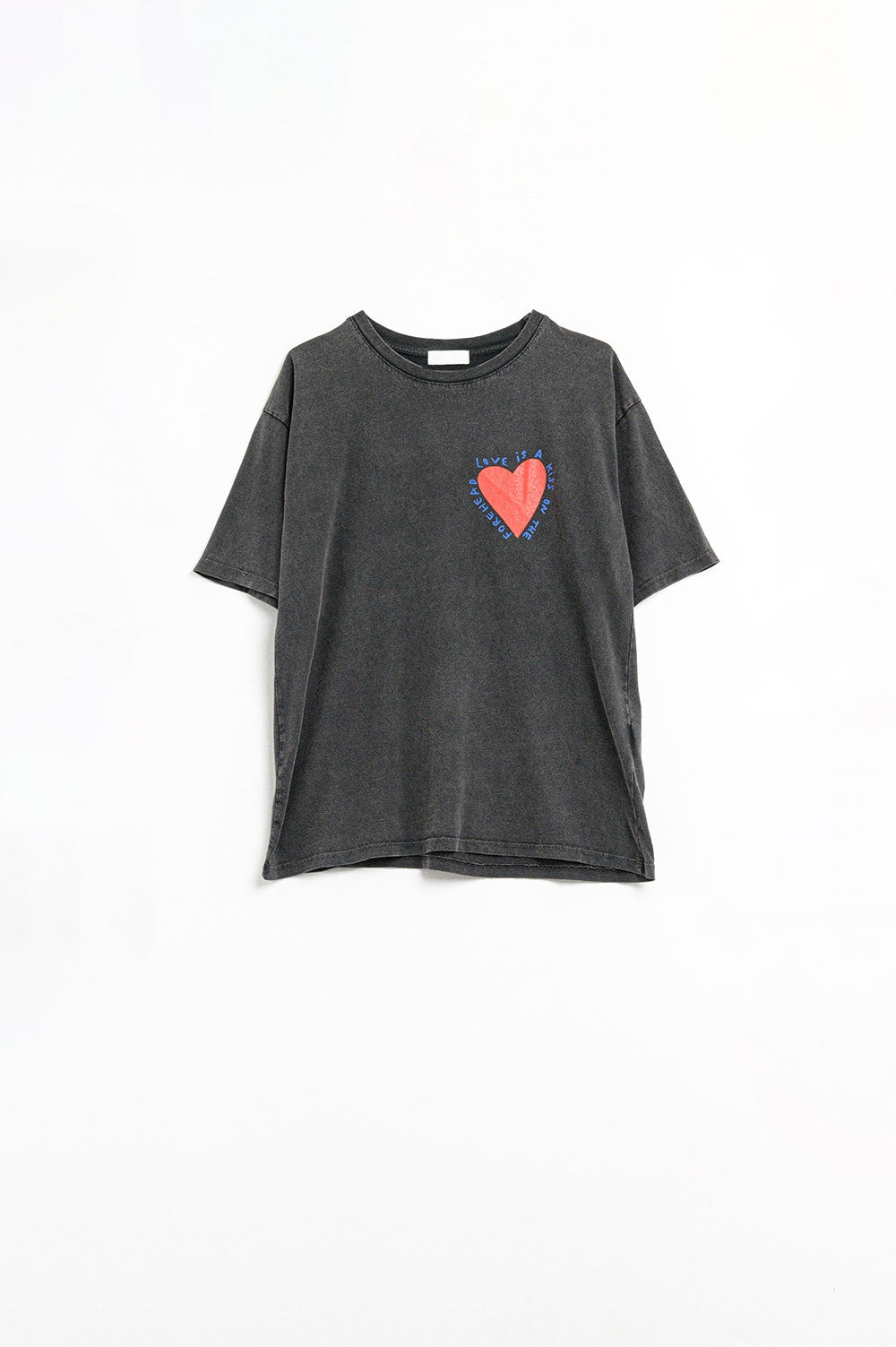 T-shirt noir orné d'un motif en forme de cœur sur le devant et dans le dos