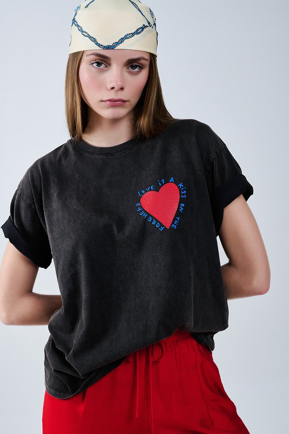 T-shirt noir orné d'un motif en forme de cœur sur le devant et dans le dos