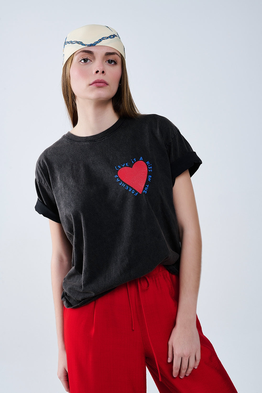 T-shirt noir orné d'un motif en forme de cœur sur le devant et dans le dos