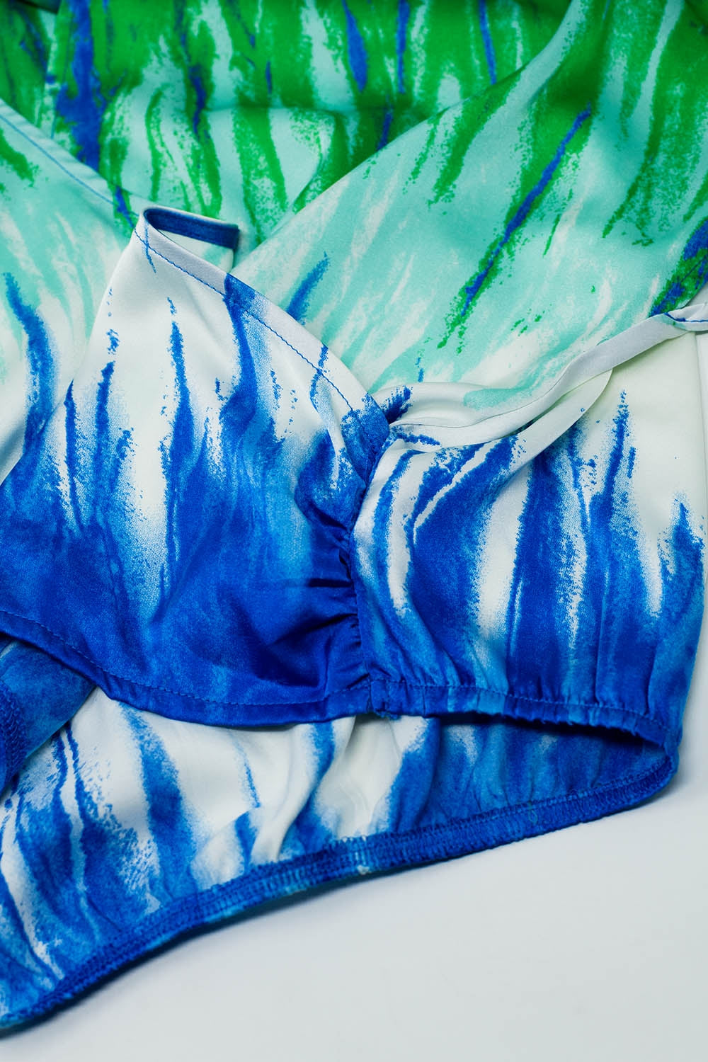 Tie-Dye croisé sur le devant avec encolure en V