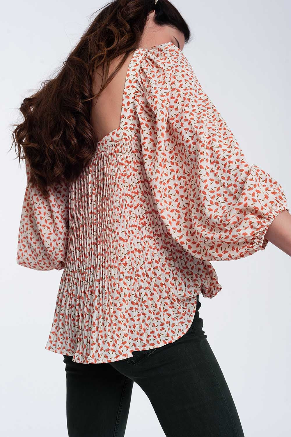 Top à fleurs avec manches bouffantes et encolure carrée corail