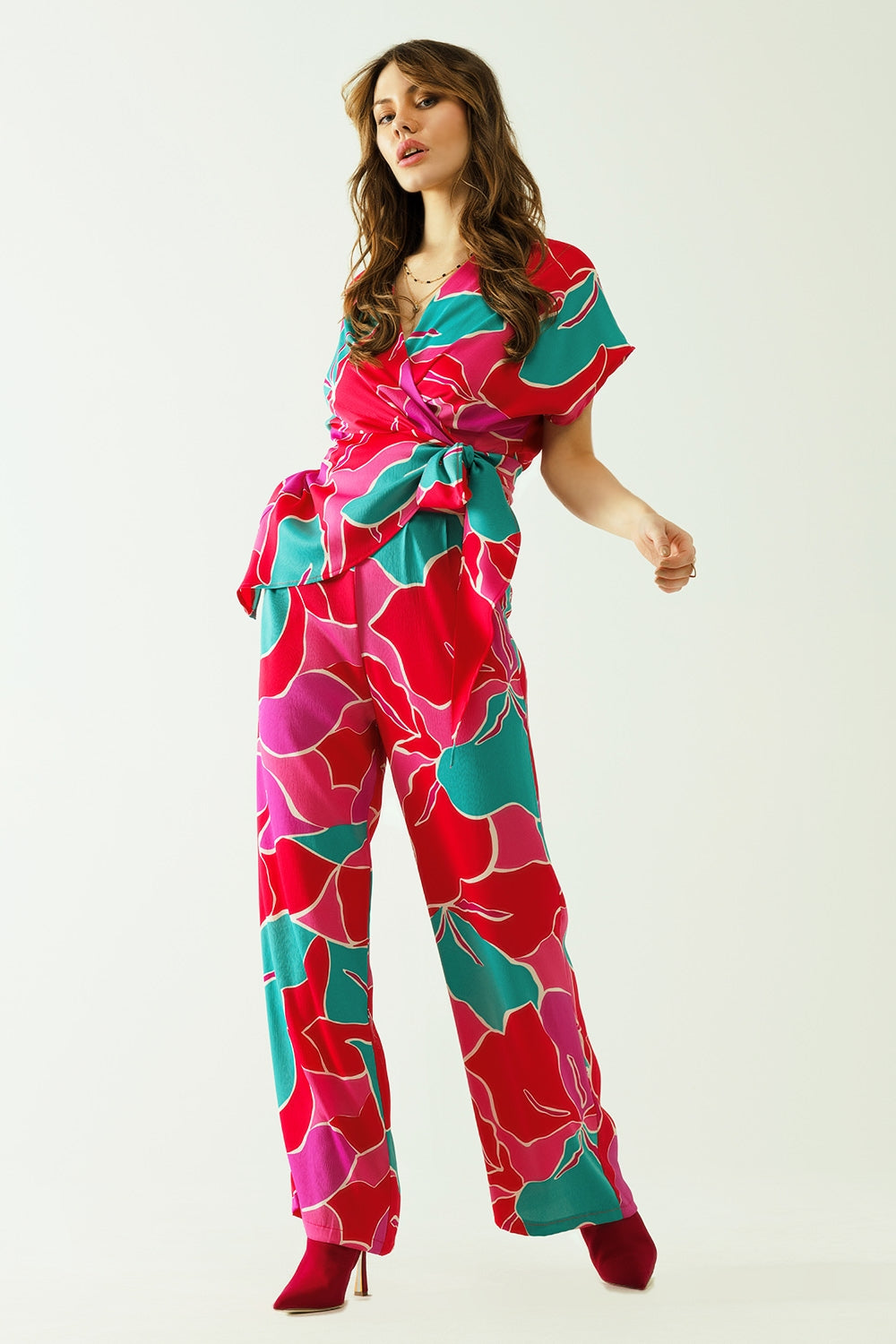 Top à manches courtes avec motif floral et détail de nœud