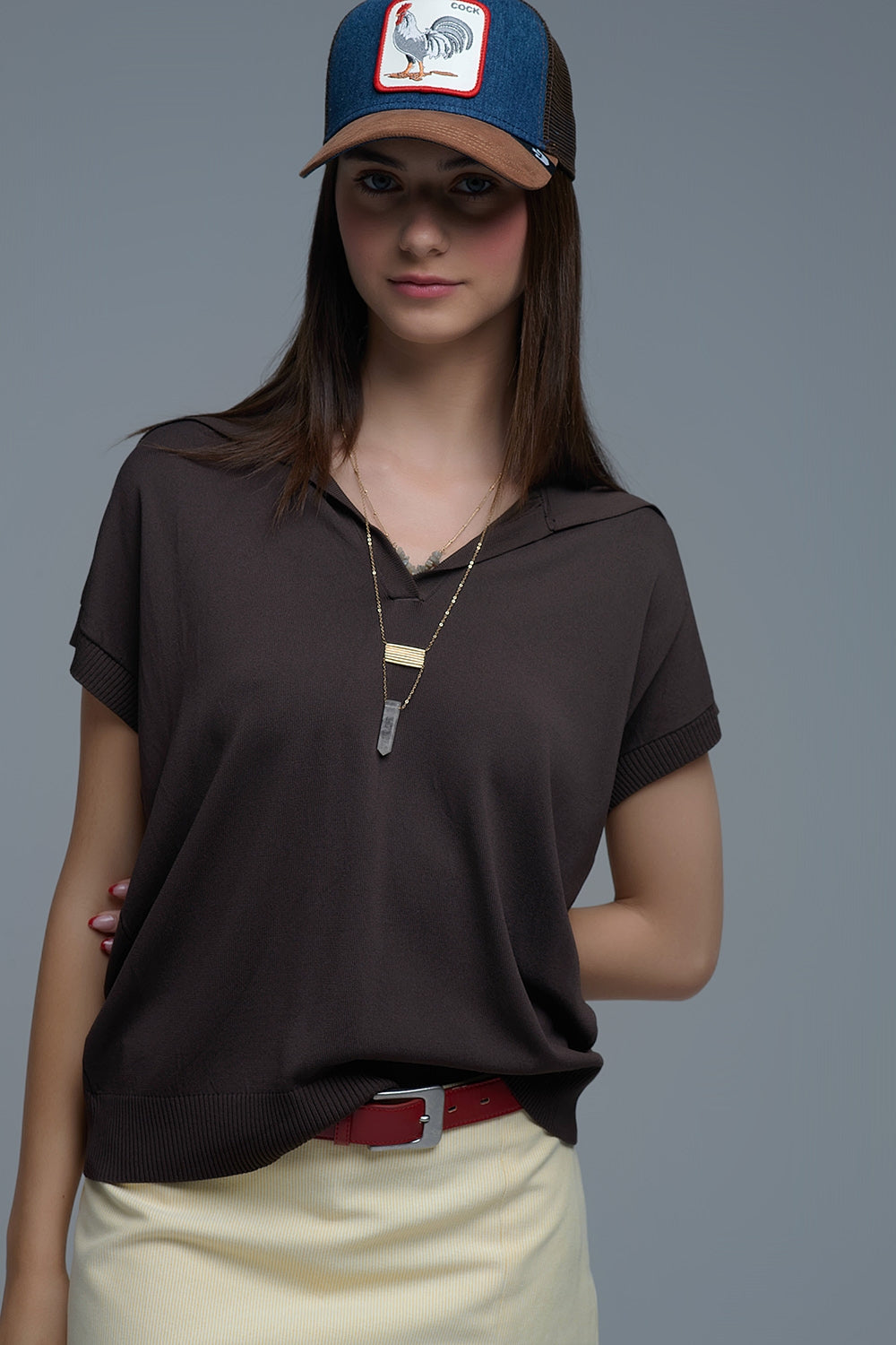 Top à manches courtes de type polo en tricot fin marron