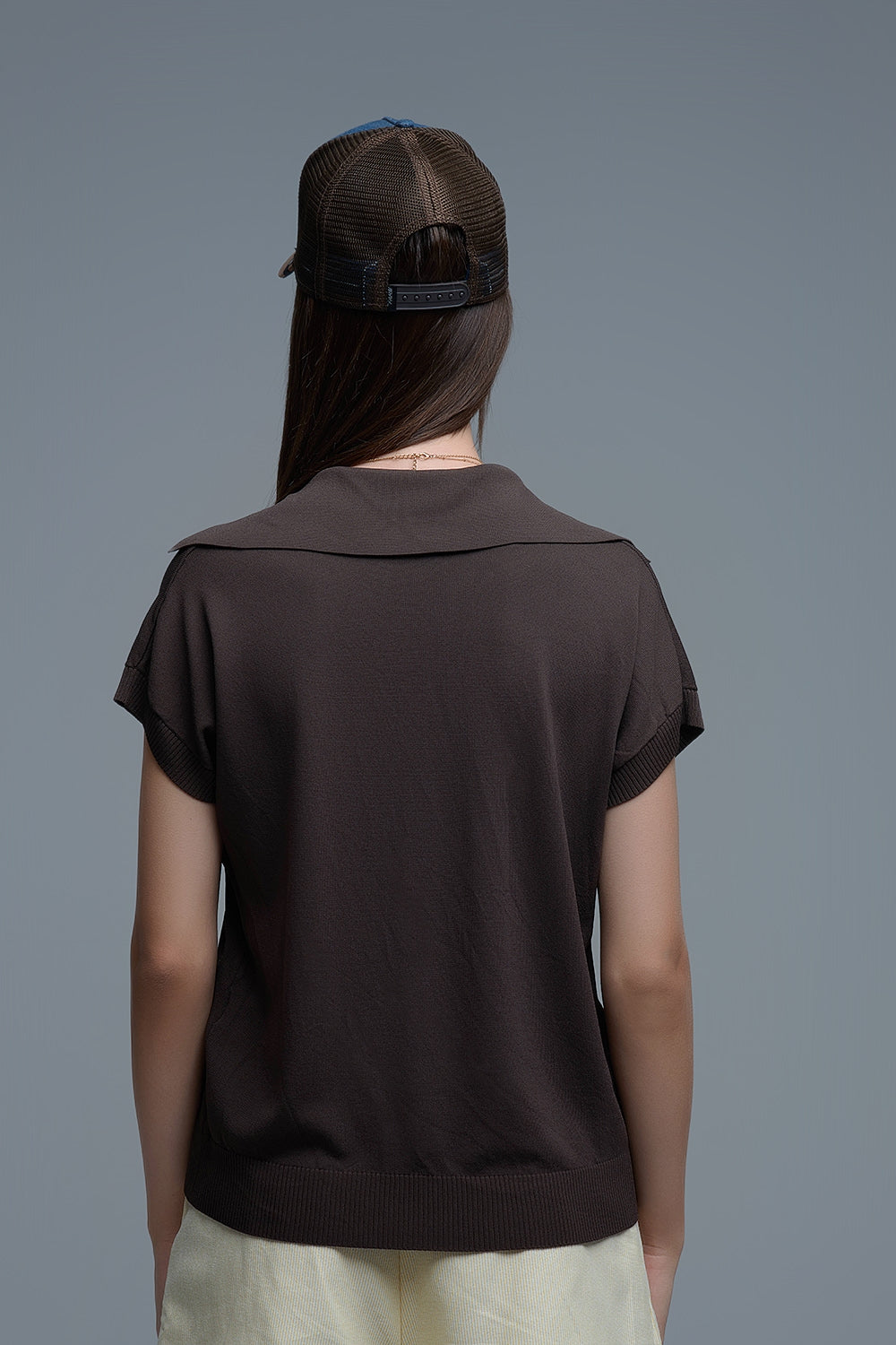 Top à manches courtes de type polo en tricot fin marron