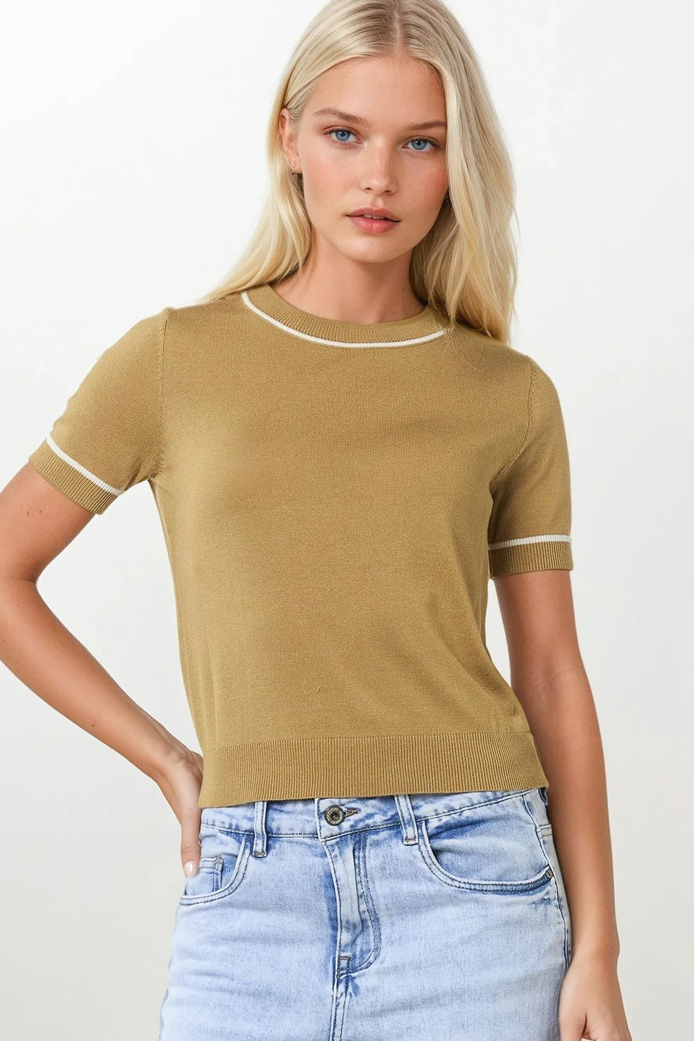 Top à manches courtes en tricot camel avec bordures contrastées blanches