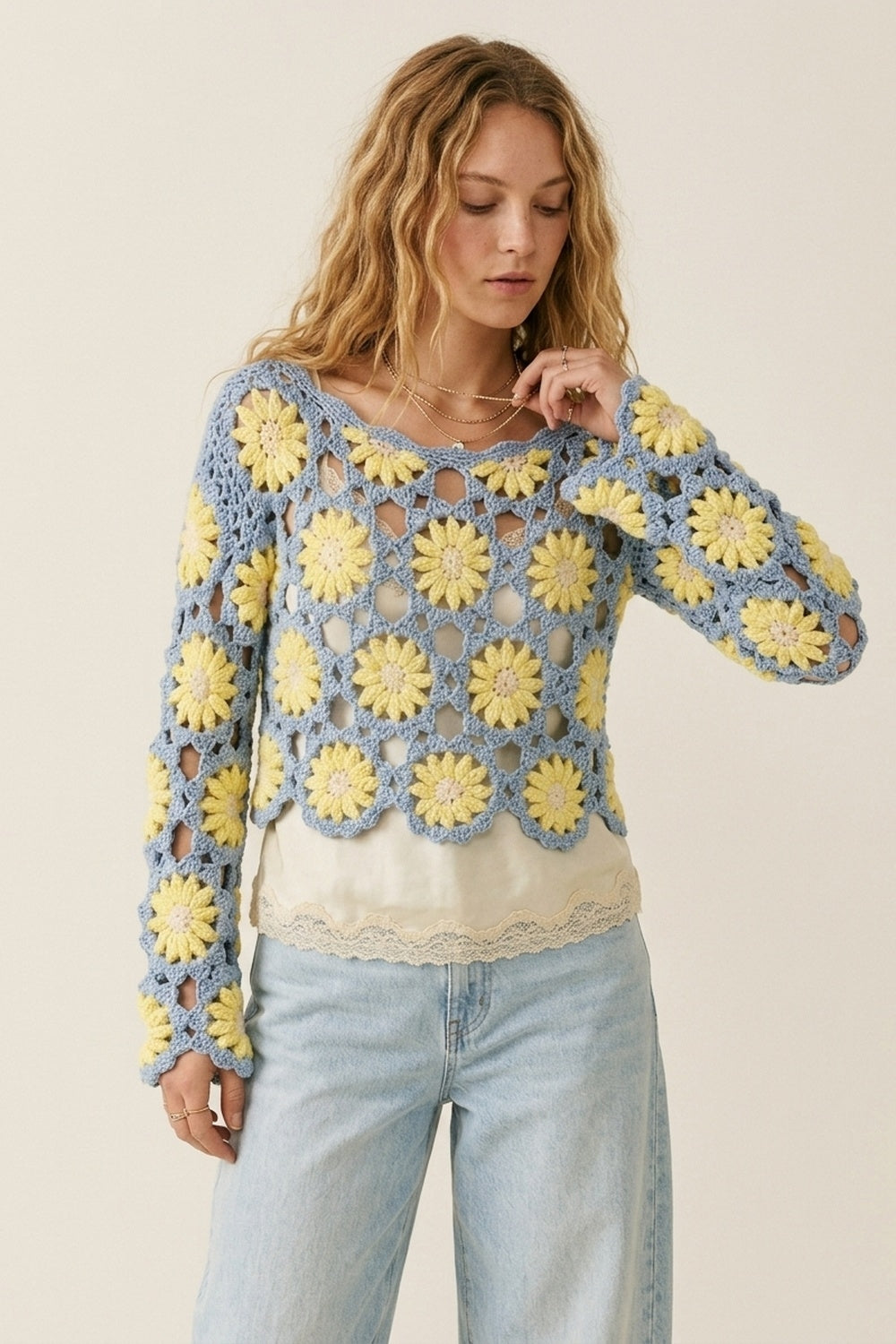 Top à manches longues bleu et jaune avec marguerite en crochet