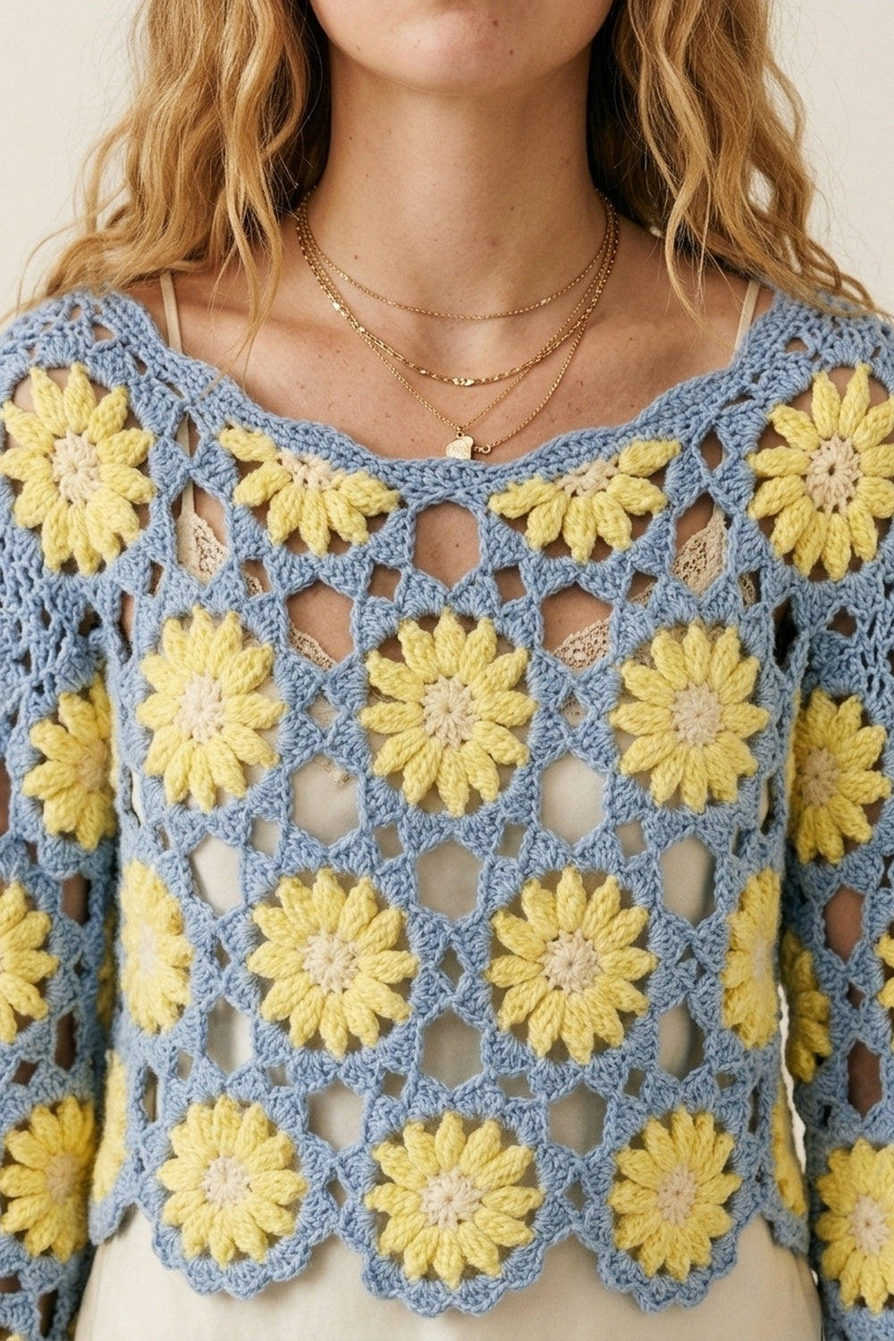 Top à manches longues bleu et jaune avec marguerite en crochet