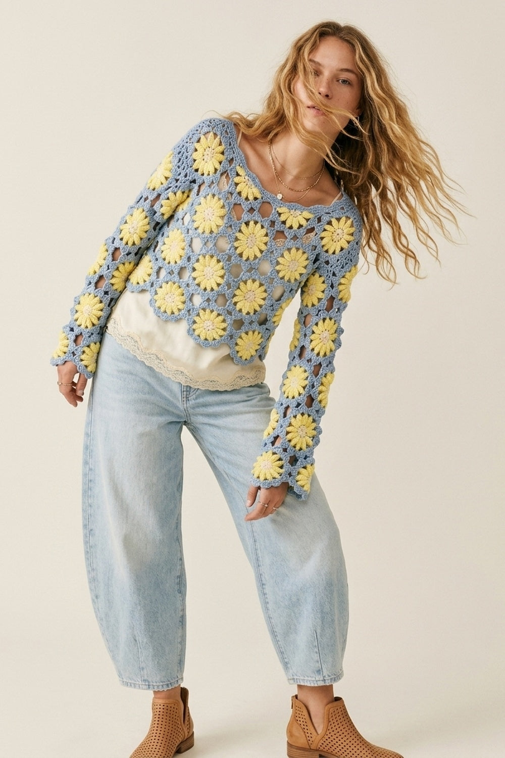 Top à manches longues bleu et jaune avec marguerite en crochet