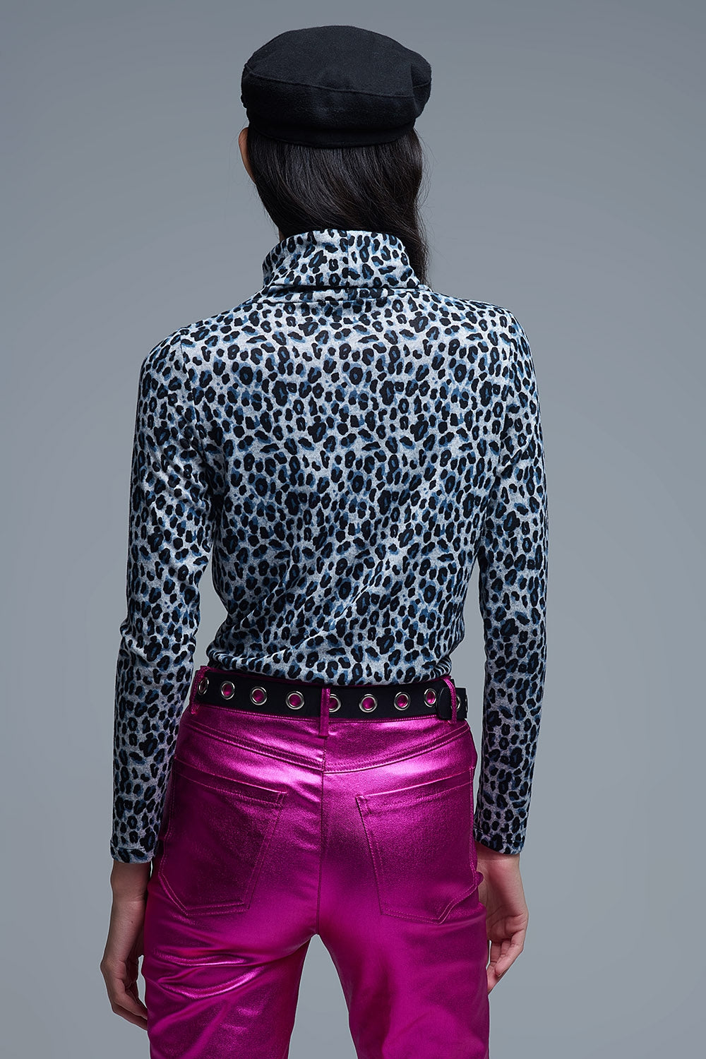 Top à manches longues et col roulé en imprimé léopard gris