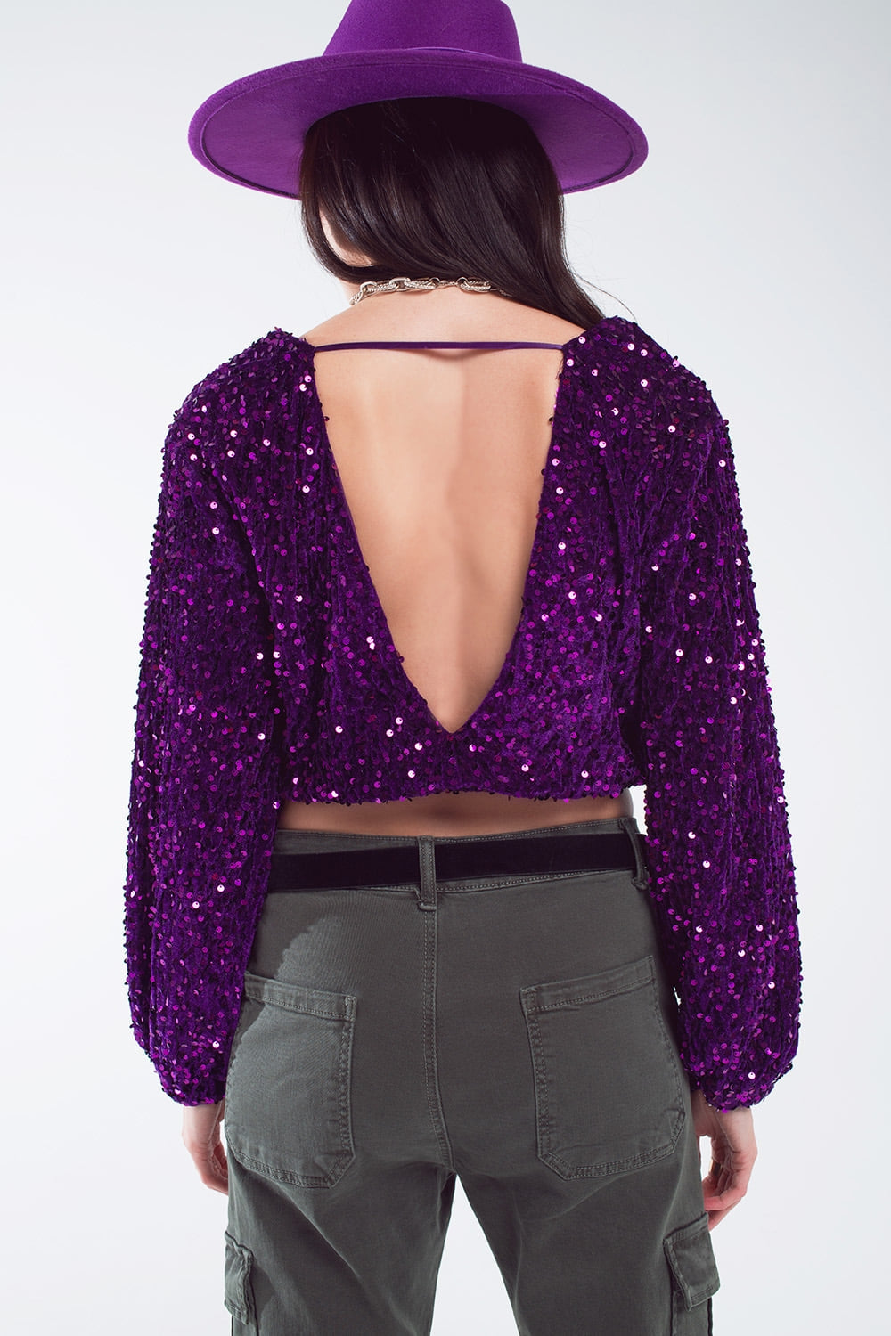 Top à paillettes violet avec décolleté en V manches ballon et dos ouvert