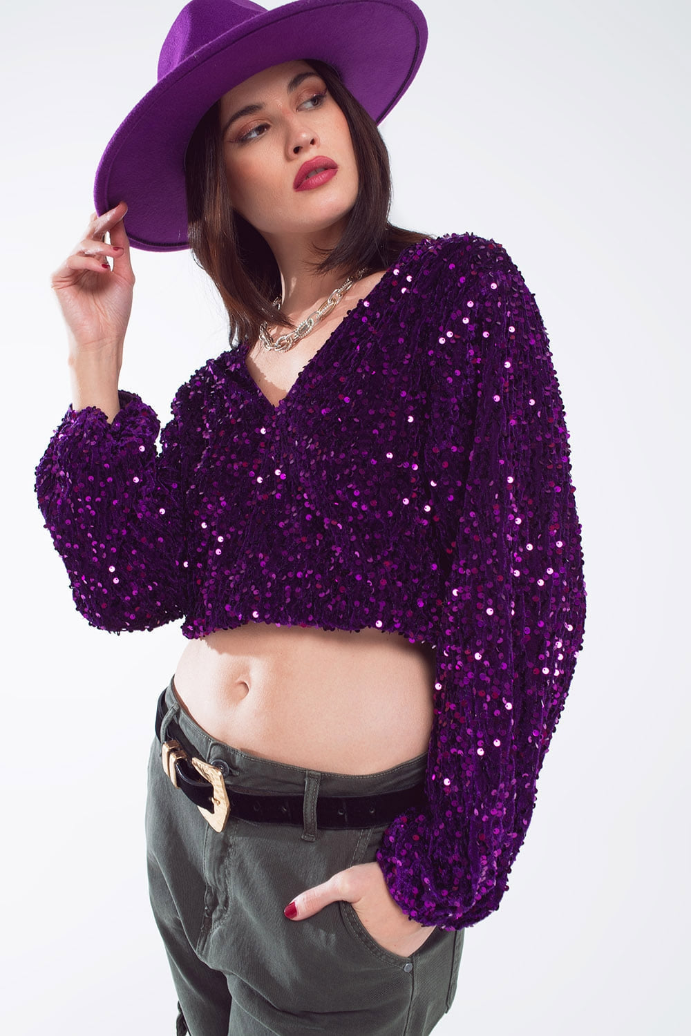 Top à paillettes violet avec décolleté en V manches ballon et dos ouvert