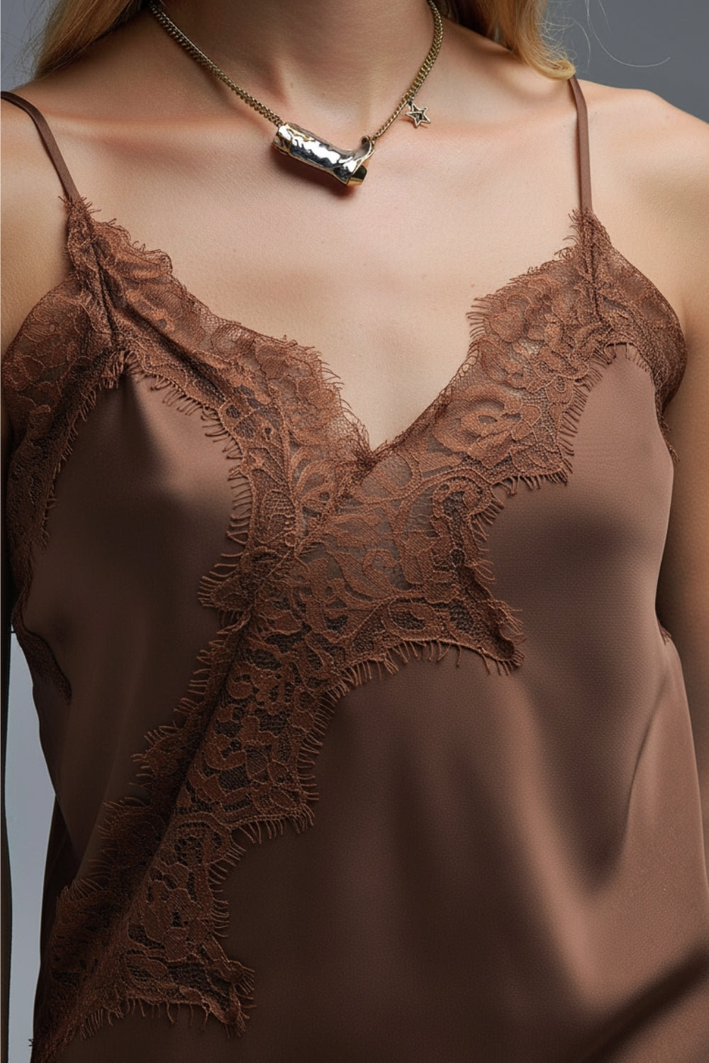 Top asymétrique en satin marron avec motif lacé