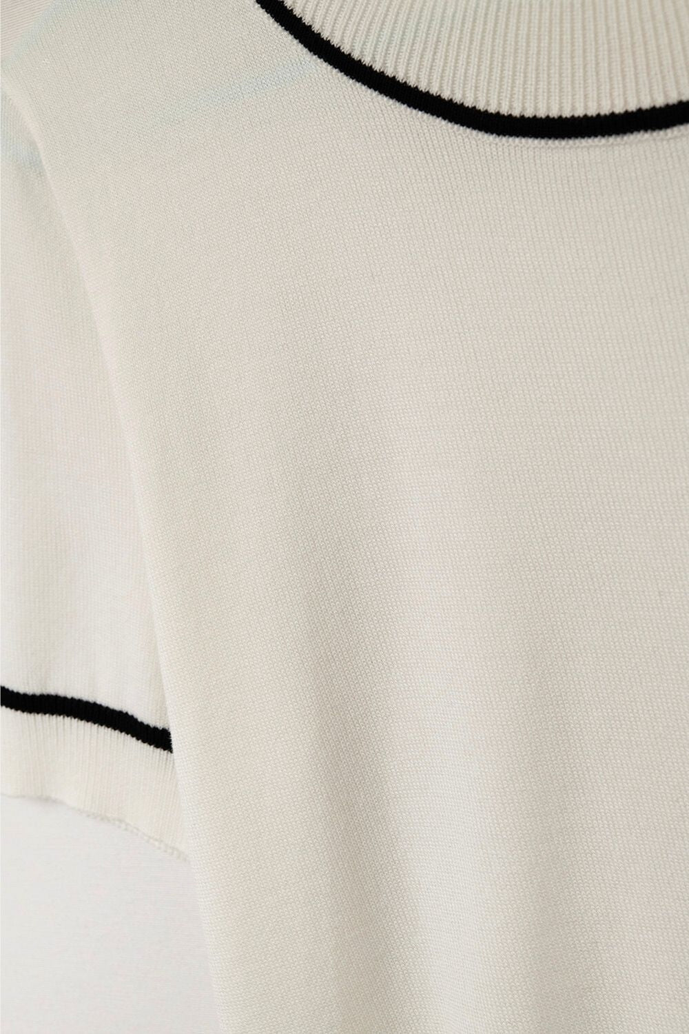 Top blanc à manches courtes en tricot avec bordures contrastées noires