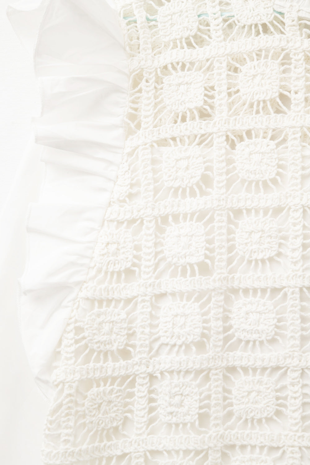 Top blanc en crochet avec bordure à volants et manches longues