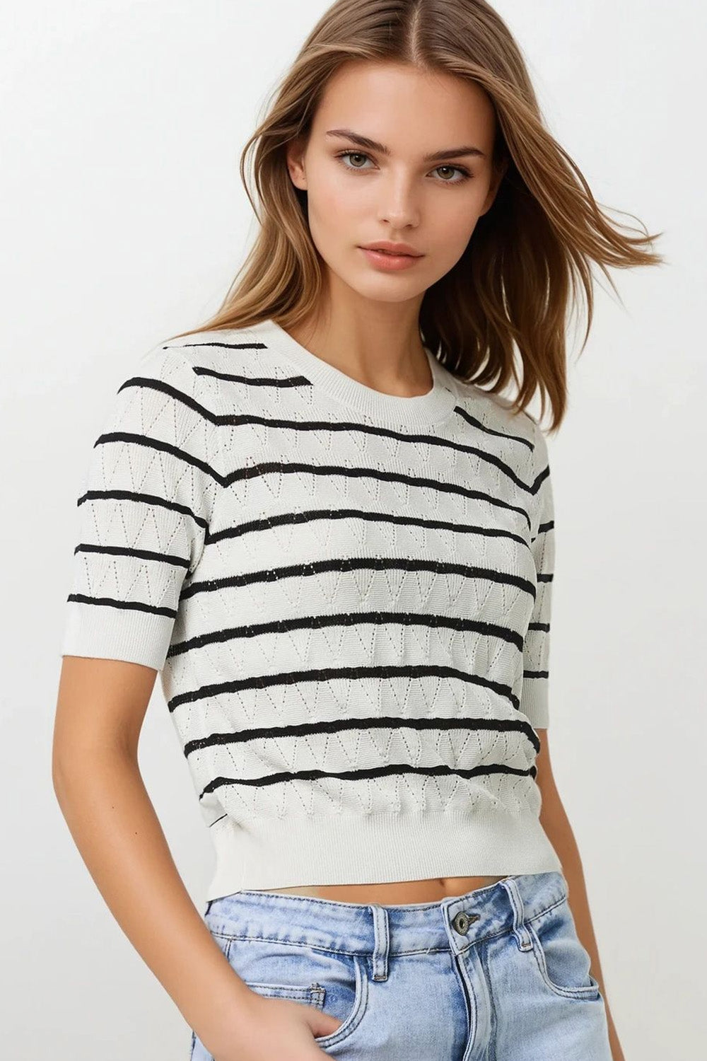 Q2 Top blanc en tricot ajouré avec manches courtes et rayures noires