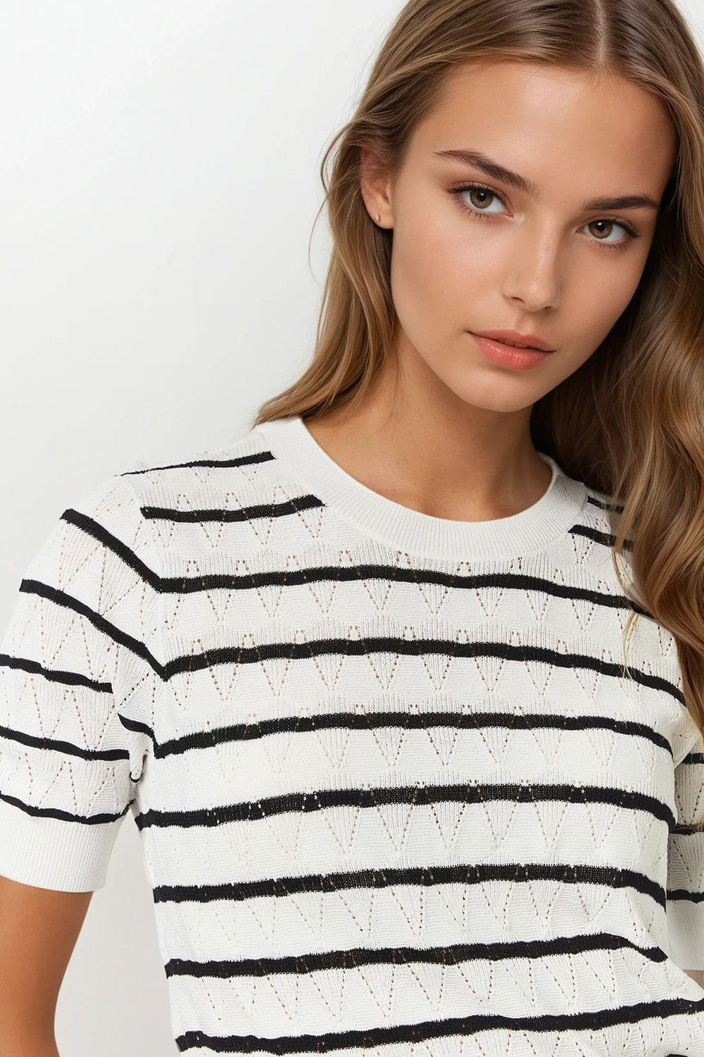 Top blanc en tricot ajouré avec manches courtes et rayures noires