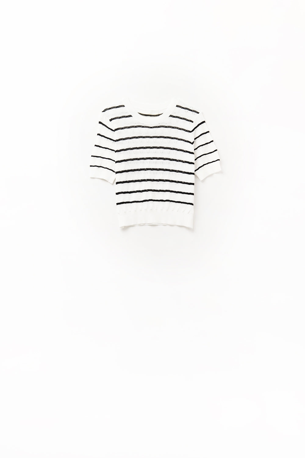 Top blanc en tricot ajouré avec manches courtes et rayures noires
