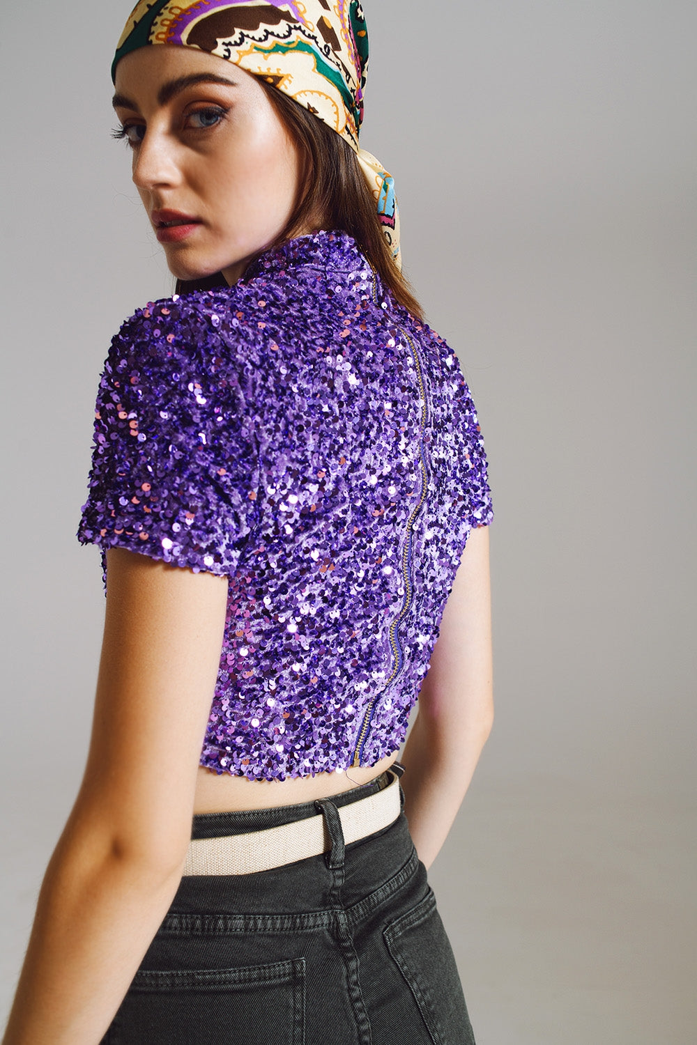 Top court à col roulé en sequins violets