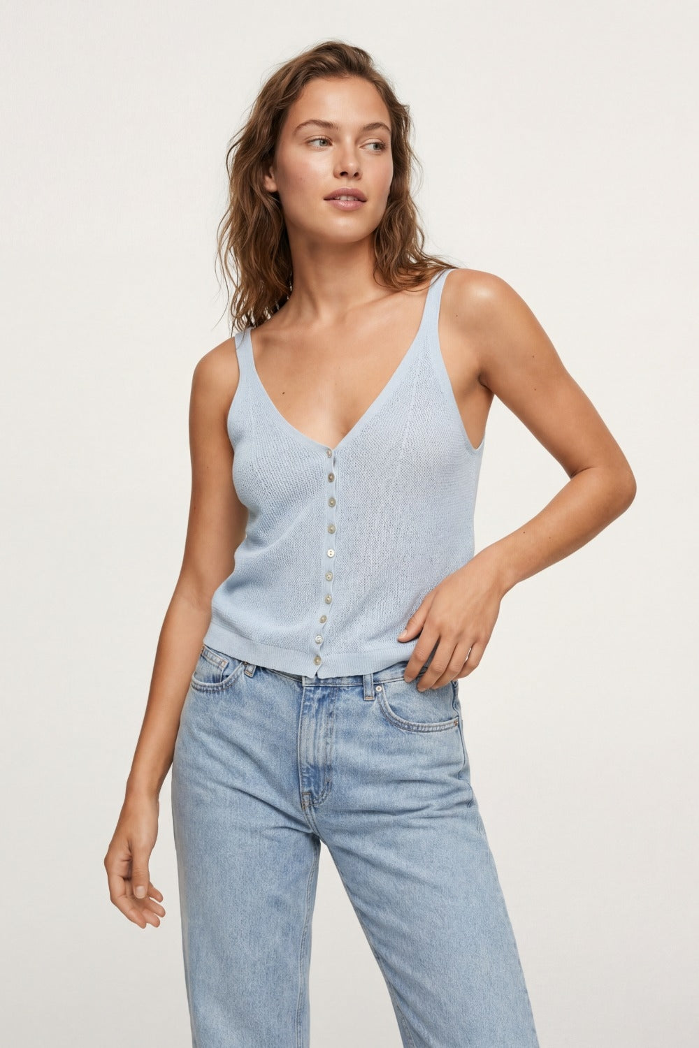 Top court boutonné en tricot bleu bébé