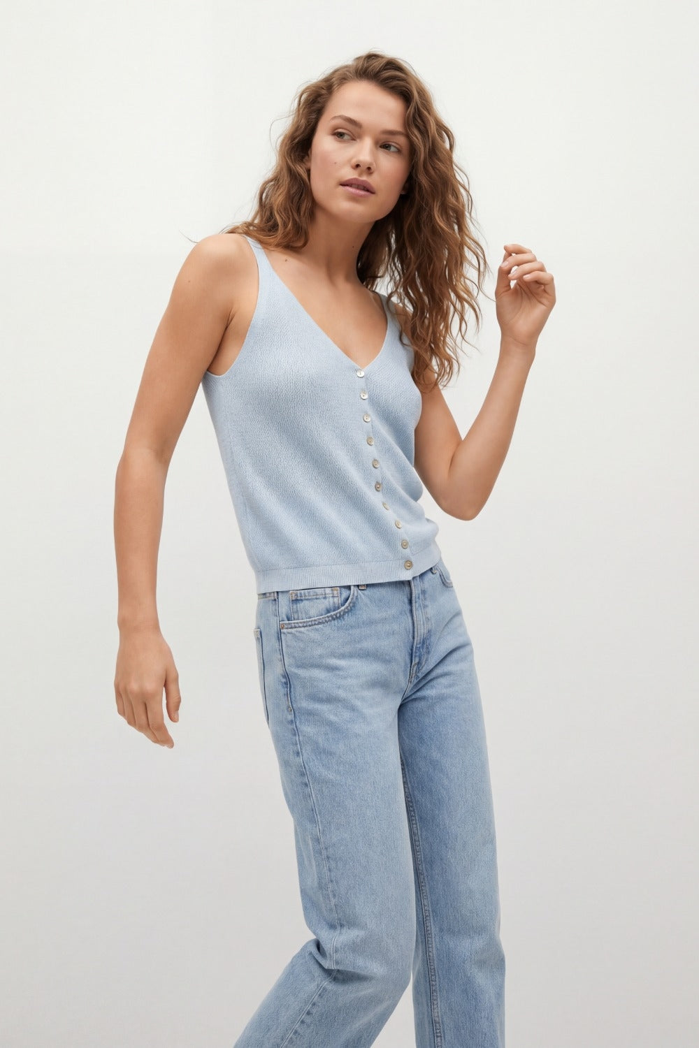 Top court boutonné en tricot bleu bébé