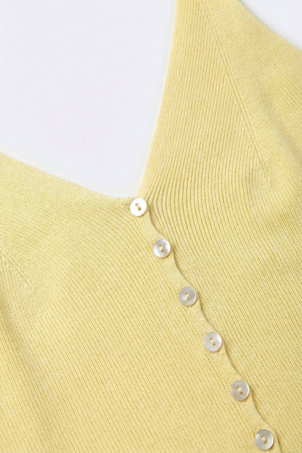 Top court boutonné en tricot de couleur jaune